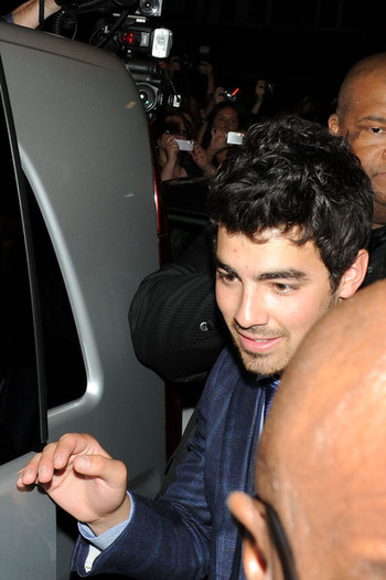 Nick+Jonas+greeted+large+group+fans+leaves+EcVUn53b82xl - Nick Jonas and Opening Night of Les Miserables