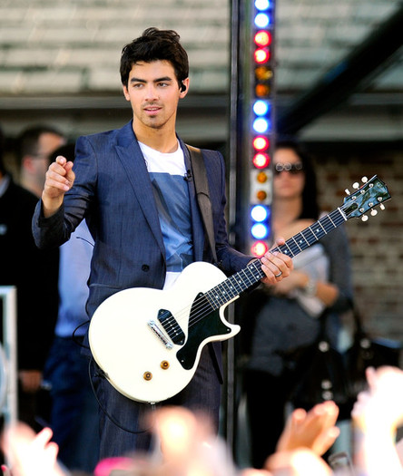 Jonas+Brothers+Demi+Lovato+Perform+ABC+Good+Ayh21nzDChml