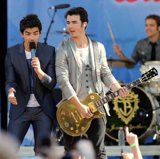 Jonas+Brothers+Demi+Lovato+Perform+ABC+Good+NUddnKx8PjHl