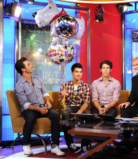 Joe+Jonas+Jonas+Brothers+Visit+FOX+Friends+QDEclBLWF1Gl - The Jonas Brothers Visit FOX and Friends