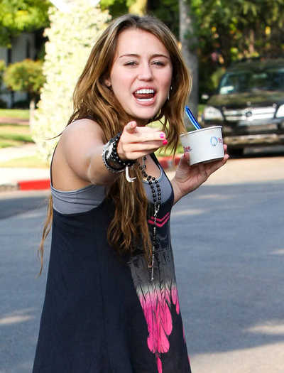 miley-cyrus_COM-hollywood2009may26-