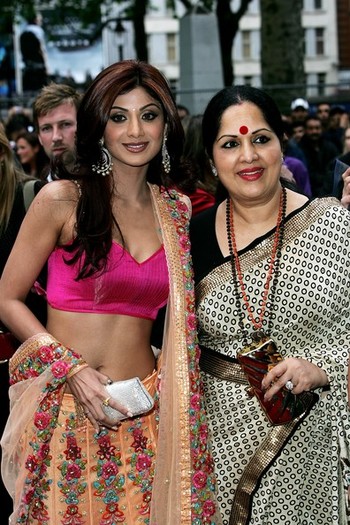 Shilpa+Shetty+Sunanda+Shetty+Life+Metro+UK+SFLz4o5xT-Dl