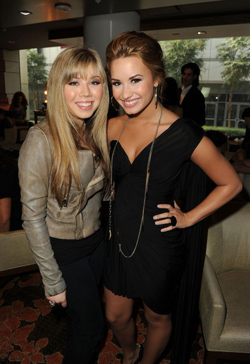 Demi+Lovato+2010+American+Music+Awards+Nominations+lEOfpfVd_IYl