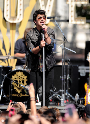 Jonas+Brothers+Friends+Perform+Grove+0_yOUlamFgel - Jonas Brothers And Friends Perform At The Grove