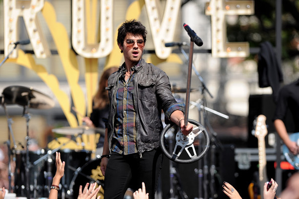 Jonas+Brothers+Friends+Perform+Grove+1etZlywQDzgl - Jonas Brothers And Friends Perform At The Grove