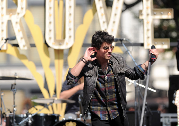 Jonas+Brothers+Friends+Perform+Grove+6PKeOAR_rJfl - Jonas Brothers And Friends Perform At The Grove