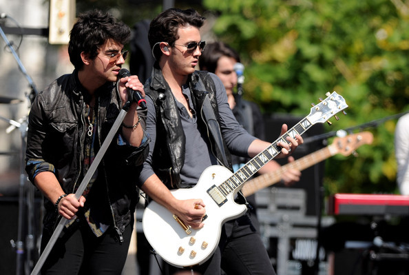 Jonas+Brothers+Friends+Perform+Grove+9QGaNWn0HPyl - Jonas Brothers And Friends Perform At The Grove