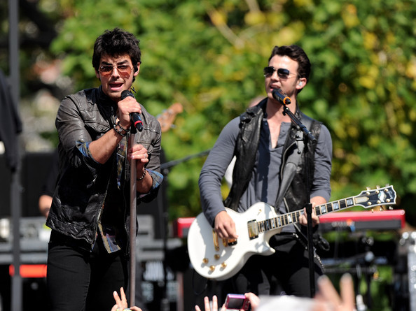 Jonas+Brothers+Friends+Perform+Grove+BOfcOaHurERl - Jonas Brothers And Friends Perform At The Grove