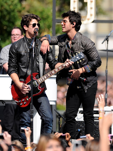 Jonas+Brothers+Friends+Perform+Grove+BoRuq9hOKHdl - Jonas Brothers And Friends Perform At The Grove