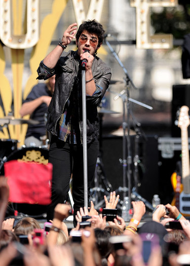 Jonas+Brothers+Friends+Perform+Grove+C5dZ0MGvogGl - Jonas Brothers And Friends Perform At The Grove