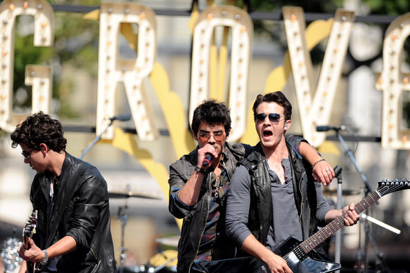 Jonas+Brothers+Friends+Perform+Grove+EoG14ChsgfKl - Jonas Brothers And Friends Perform At The Grove