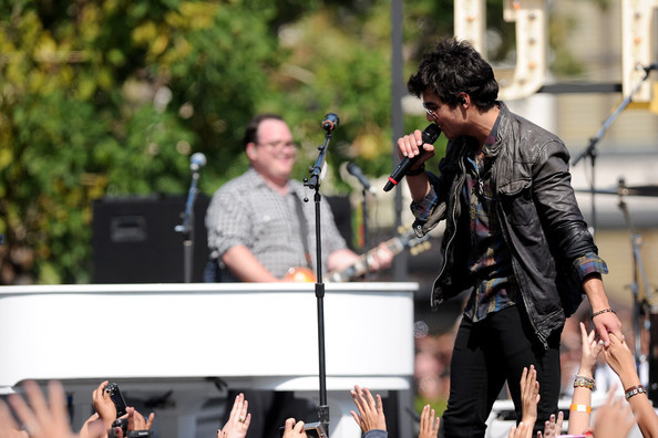 Jonas+Brothers+Friends+Perform+Grove+eoijTudlygwl - Jonas Brothers And Friends Perform At The Grove