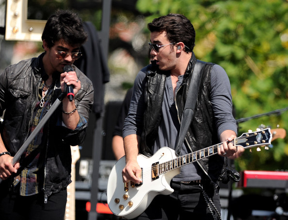 Jonas+Brothers+Friends+Perform+Grove+GQ51gAWRyi0l