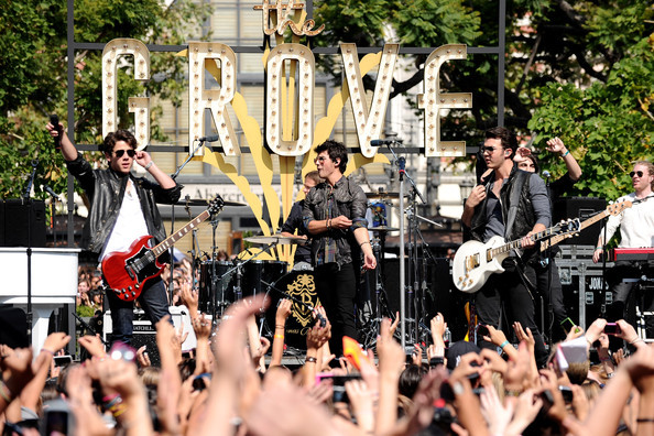 Jonas+Brothers+Friends+Perform+Grove+I6qoNmupZtwl