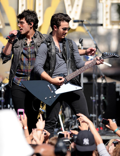 Jonas+Brothers+Friends+Perform+Grove+iDb38rgTC3Kl