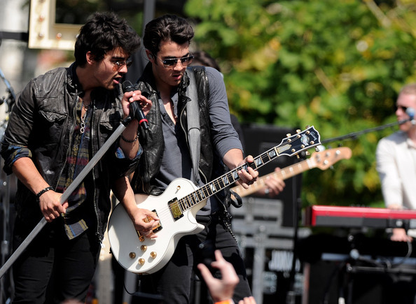 Jonas+Brothers+Friends+Perform+Grove+JeWWwJ3pNXvl - Jonas Brothers And Friends Perform At The Grove