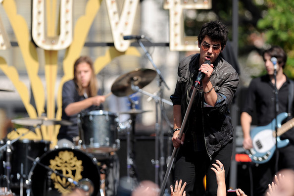 Jonas+Brothers+Friends+Perform+Grove+kOaKsW_G6UVl - Jonas Brothers And Friends Perform At The Grove