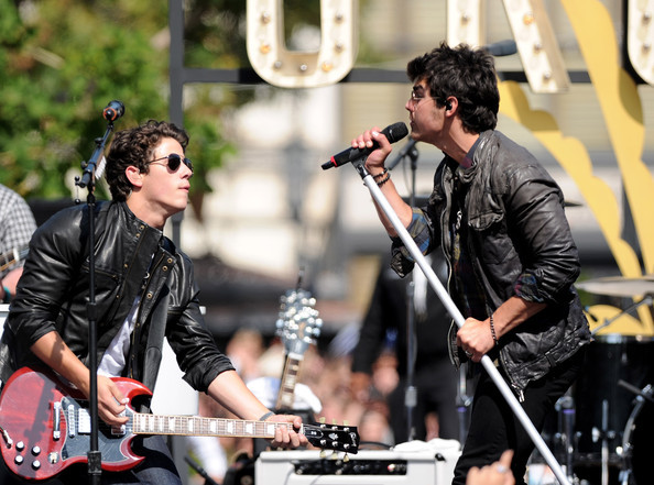 Jonas+Brothers+Friends+Perform+Grove+r3ImUTtBxx6l