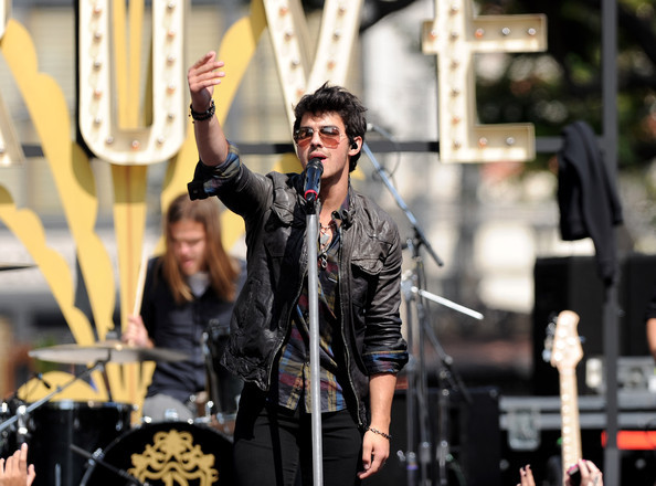 Jonas+Brothers+Friends+Perform+Grove+RSSdOzQkkHil