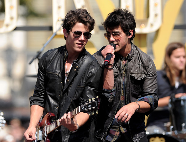 Jonas+Brothers+Friends+Perform+Grove+SdHcwRxbP-rl