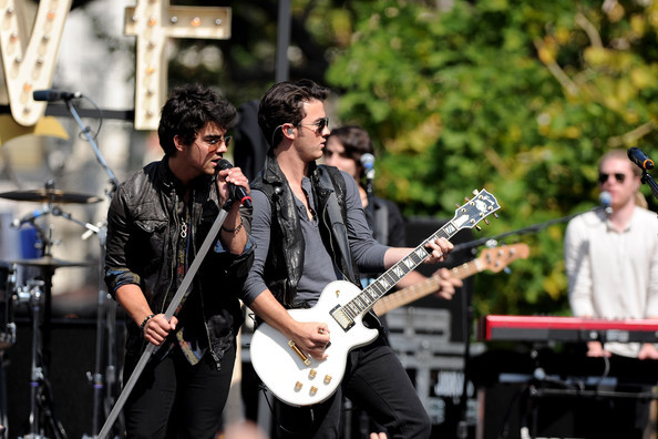 Jonas+Brothers+Friends+Perform+Grove+sq3Vx87A_xRl