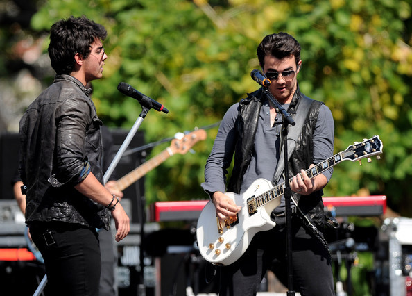 Jonas+Brothers+Friends+Perform+Grove+UBKthfA5MN4l - Jonas Brothers And Friends Perform At The Grove
