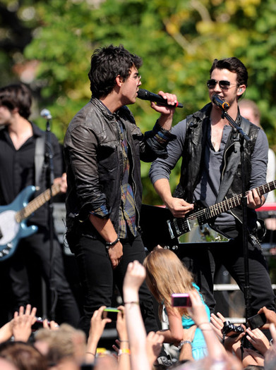 Jonas+Brothers+Friends+Perform+Grove+UR5COf_7Xzdl