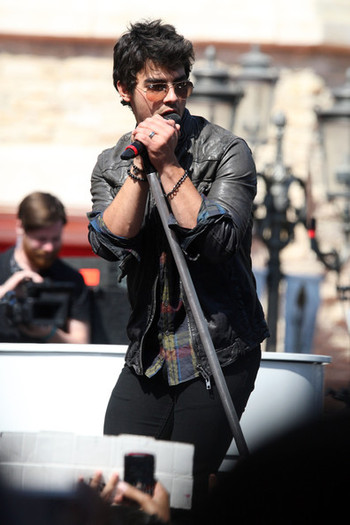 Nick+Jonas+brothers+perform+free+show+Grove+76AMNrCXQHNl - Nick Jonas at The Grove in Los Angeles