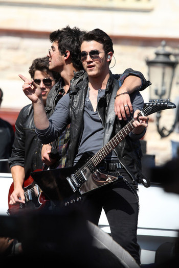 Nick+Jonas+brothers+perform+free+show+Grove+Fu4aJbRzL_Rl - Nick Jonas at The Grove in Los Angeles