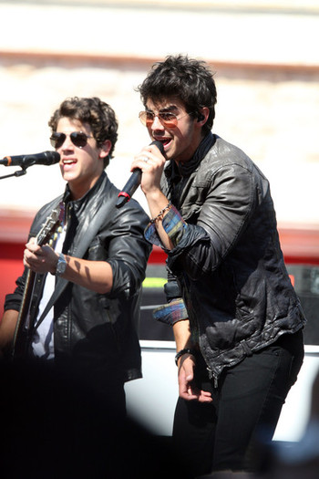 Nick+Jonas+brothers+perform+free+show+Grove+G78WBQFEiINl - Nick Jonas at The Grove in Los Angeles