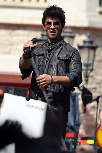 Nick+Jonas+brothers+perform+free+show+Grove+gv-grs5SFr3l - Nick Jonas at The Grove in Los Angeles