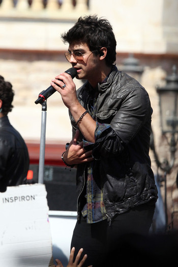 Nick+Jonas+brothers+perform+free+show+Grove+Ztvu0q-dJtal - Nick Jonas at The Grove in Los Angeles