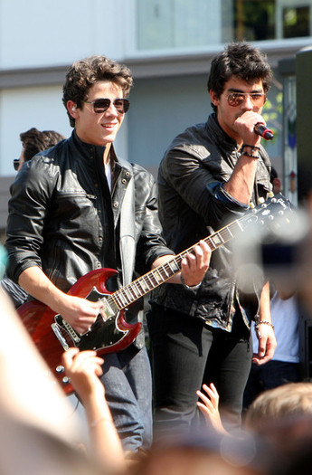 Jonas+Brothers+concert+Grove+50toD-LdQosl - The Jonas Brothers Concert at The Grove