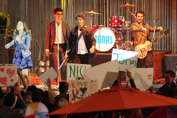 Nick+Joe+Kevin+Jonas+film+late+night+concert+_2rA3N310qtl - Nick Joe and Kevin Jonas Film a Concert