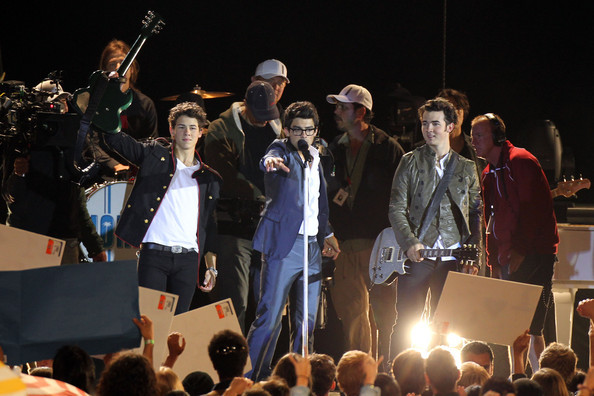 Nick+Joe+Kevin+Jonas+film+late+night+concert+_5c9KQ60n3wl - Nick Joe and Kevin Jonas Film a Concert