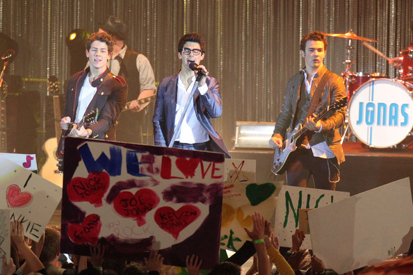 Nick+Joe+Kevin+Jonas+film+late+night+concert+0dlagJAFJuBl - Nick Joe and Kevin Jonas Film a Concert