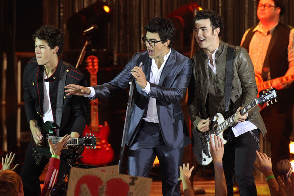 Nick+Joe+Kevin+Jonas+film+late+night+concert+1cjuZvXwNxEl - Nick Joe and Kevin Jonas Film a Concert