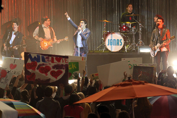 Nick+Joe+Kevin+Jonas+film+late+night+concert+1YF1-1m_nHll - Nick Joe and Kevin Jonas Film a Concert