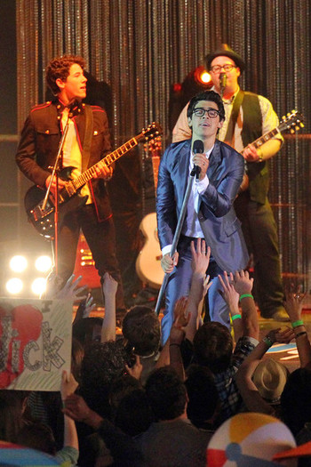 Nick+Joe+Kevin+Jonas+film+late+night+concert+3aDFZ15JFsxl - Nick Joe and Kevin Jonas Film a Concert