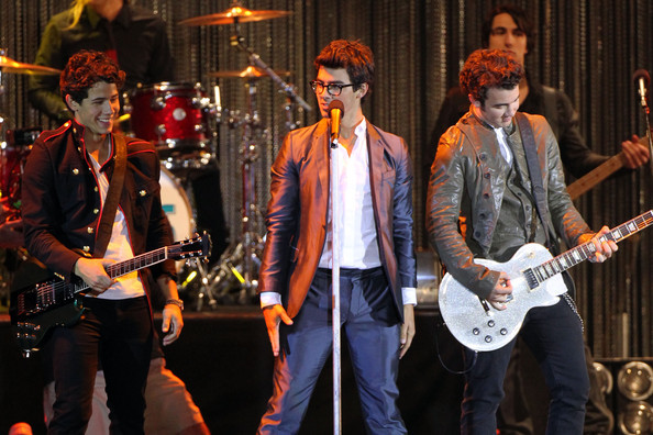 Nick+Joe+Kevin+Jonas+film+late+night+concert+3jPA1hl18Lyl - Nick Joe and Kevin Jonas Film a Concert