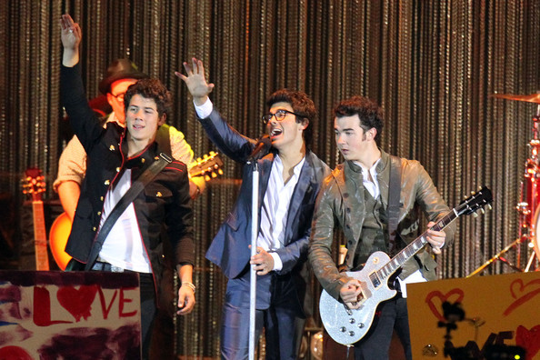Nick+Joe+Kevin+Jonas+film+late+night+concert+3sIKfe8kRvnl - Nick Joe and Kevin Jonas Film a Concert