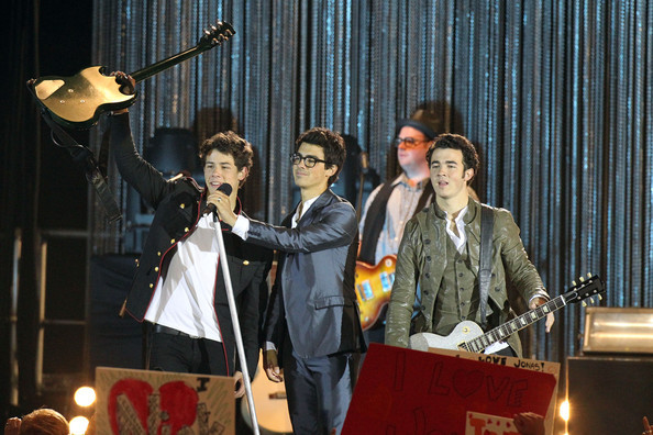 Nick+Joe+Kevin+Jonas+film+late+night+concert+BJrwejVWgd0l