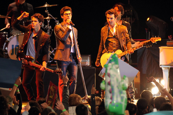 Nick+Joe+Kevin+Jonas+film+late+night+concert+CEr4e9ltgoUl