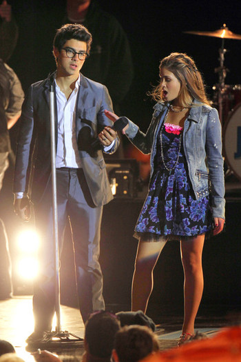 Nick+Joe+Kevin+Jonas+film+late+night+concert+D2NQh6lXGWUl