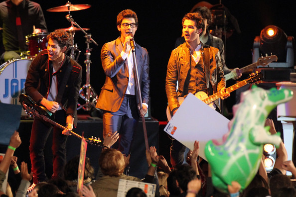 Nick+Joe+Kevin+Jonas+film+late+night+concert+Exf5yaBdar3l