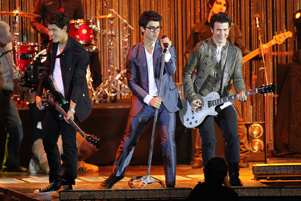 Nick+Joe+Kevin+Jonas+film+late+night+concert+jablJJZ92kkl