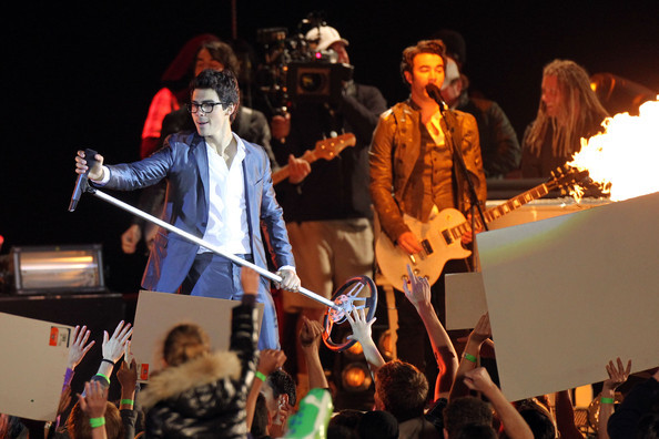 Nick+Joe+Kevin+Jonas+film+late+night+concert+jeSm2mZQ9izl