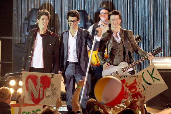 Nick+Joe+Kevin+Jonas+film+late+night+concert+mKkmGQiCCyhl
