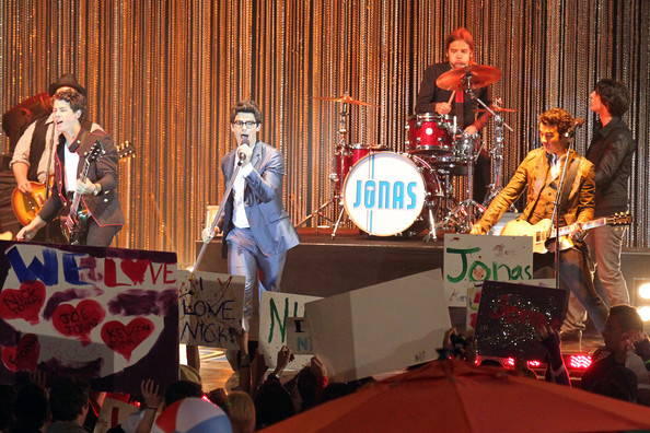 Nick+Joe+Kevin+Jonas+film+late+night+concert+niNbhozRuMwl
