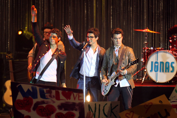 Nick+Joe+Kevin+Jonas+film+late+night+concert+q76dr-myYfml